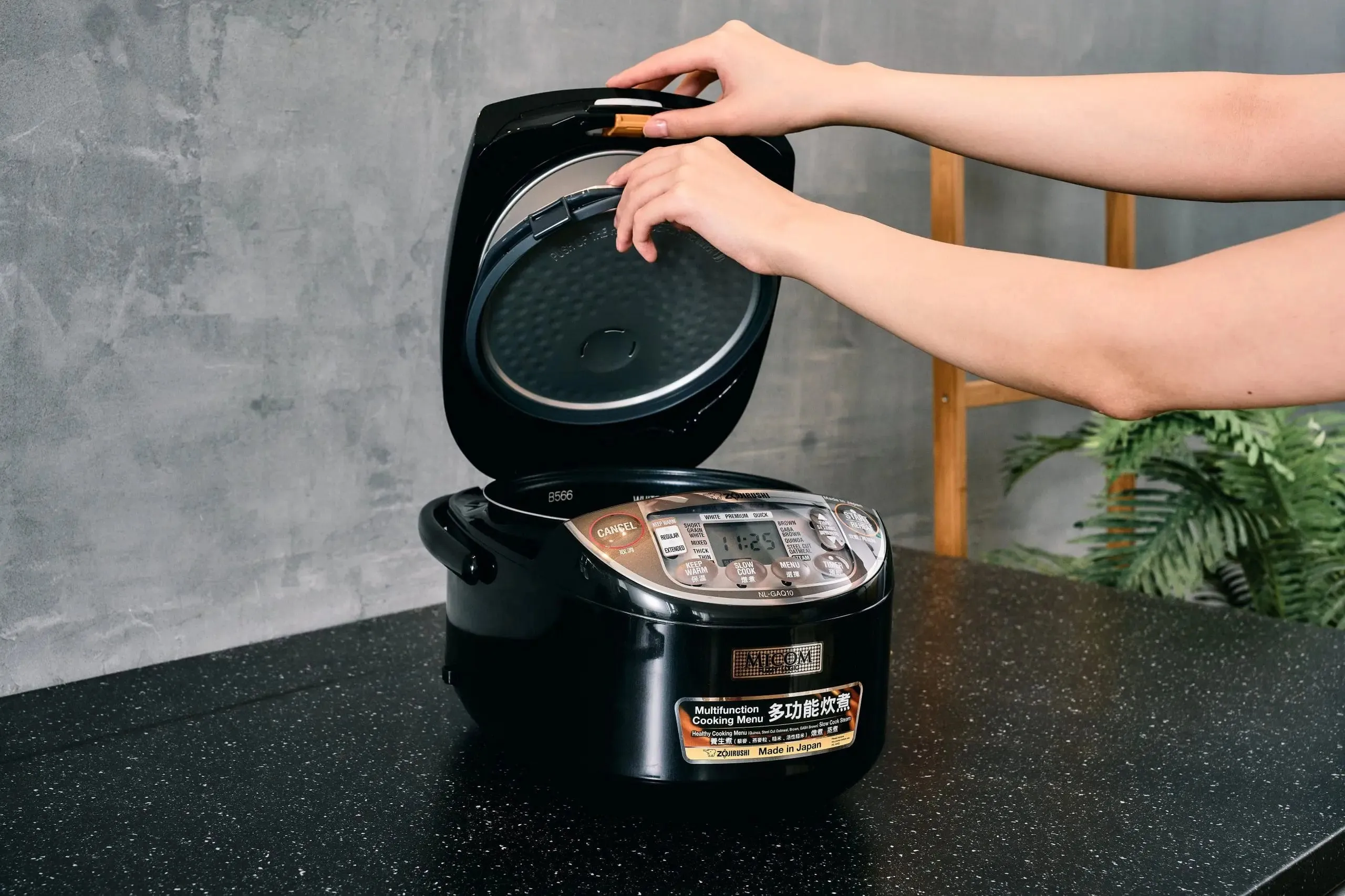 ZOJIRUSHI MICOM Rice Cooker & Warmer 1 Li / 5.5 Cups  "Made in Japan"